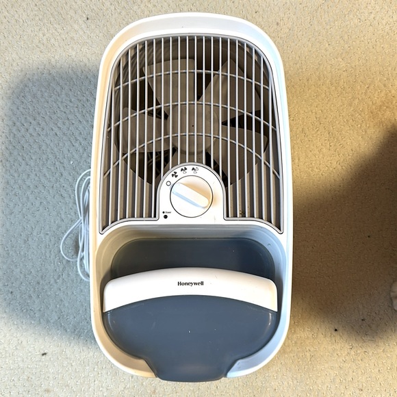 HONEYWELL QuietCare Cool Moisture Humidifier - Picture 3 of 8